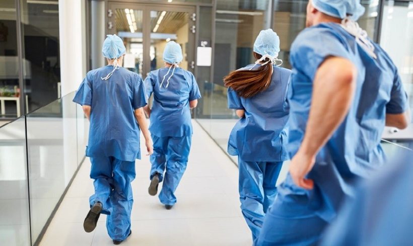 Personale sanitario di corsa per emergenza in ambiente ospedaliero